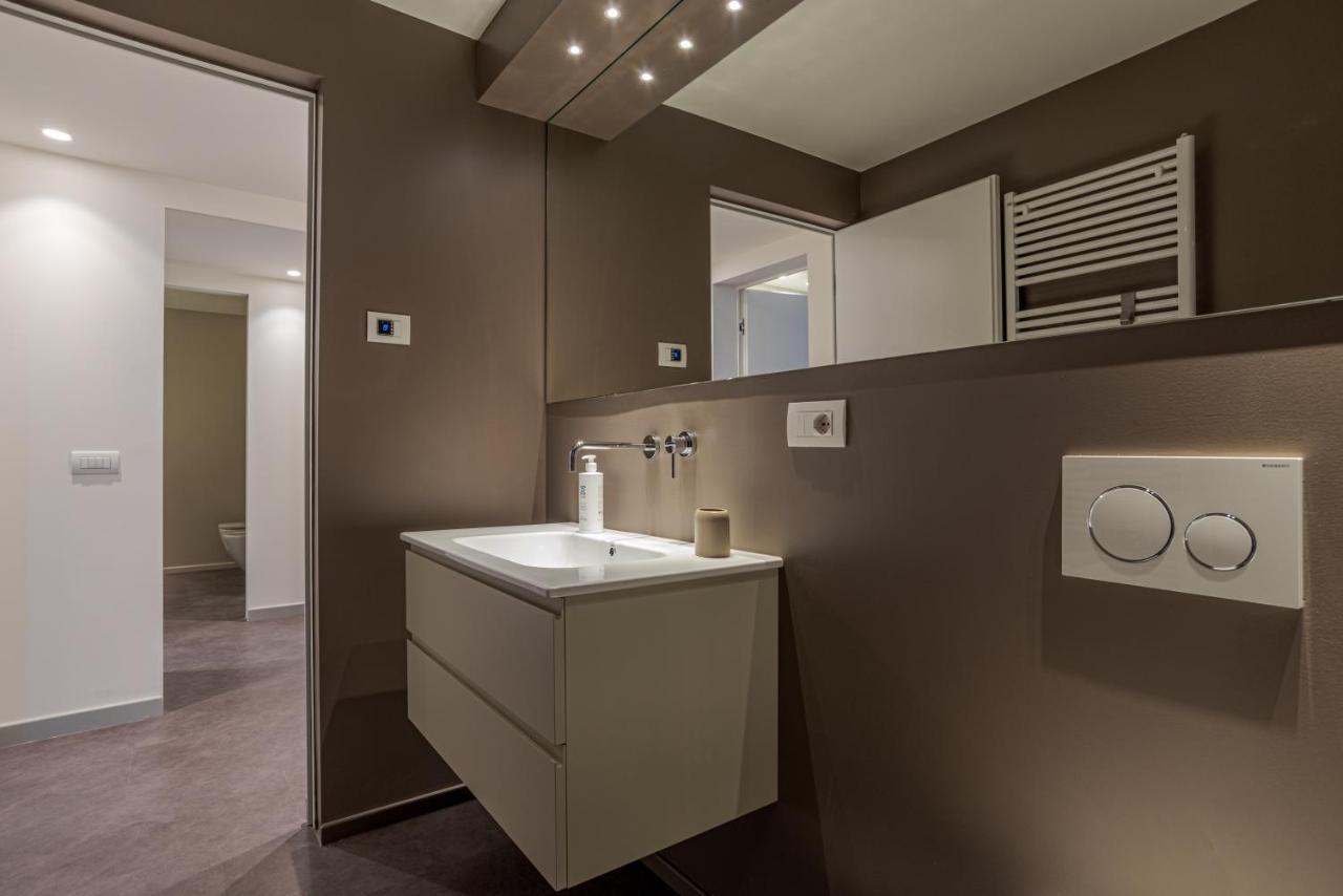 Suite Del Duomo - By MyhomeinКомо Экстерьер фото